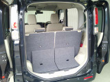 リアシートを倒せば大物の積み込みも可能です!床面もほぼフラットになりますので長尺物も積みやすいです。