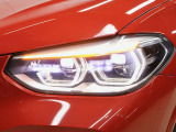 LEDヘッドライトは先進のLEDテクノロジーを採用。照射される白色光の周波性は太陽に近くバイキセノンヘッドライトを上回るコントラストでさらに明るく輝きます。