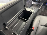 カップホルダーや小物入れなど色々な物を収納できます。