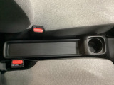 運転席からも助手席からも自由に使えるドリンクホルダー付。