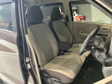 運転席、助手席です。座面も広くゆったりと座れてアームレストも付いているので重宝します。