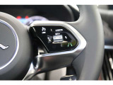 ステアリング右側のスイッチでアダプティブクルーズコントロール(ACC)やレーンキープアシストの設定が可能です。高速走行時の運転操作負担を軽減します。