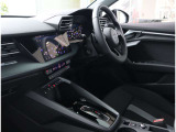内装はシンプルに使い勝手を考え作られています。お車を運転する感覚をダイレクトに体感して頂けます。室内も広くロングドライブにも快適にお過ごしいただけます。