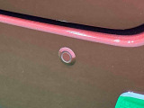 駐車場などでペダルの踏み間違えた時、急発進を抑制するバックソナーセンサーが付いているので安心です。