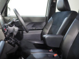 運転席と助手席にはそれぞれアームレストが備わっています。