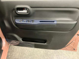 【運転席ドア】収納ポケットがあります。