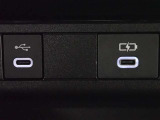 充電用USB端子付き。スマートフォンなどの充電に便利です。