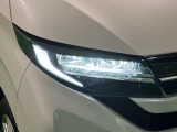 対象物が見やすく白く明るい光で夜間走行をサポートする,ハンドル操作や「R」シフトに連動するサイドビューランプ付きフルLEDヘッドランプ(クリアランスランプ・オートレベリング機能付)を搭載