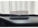 ヘッドアップディスプレイ付き。少ない視線移動で情報を確認できるので、運転の疲労軽減に繋がりますよ♪