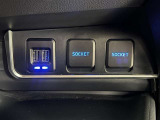 センタートレイ奥に、USBとシガーソケットタイプの電源ユニットあり!