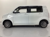 自社整備工場で点検整備をおこなってからお渡ししています。車検が残っている場合は『12ヶ月点検整備』を、車検整備付きの場合は『車検整備』をおこないます。整備費用は車両本体価格に含まれています。