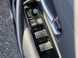 運転席扉内側部分です。【パワーウィンドウ】で窓の開け閉めもラクラクですね!