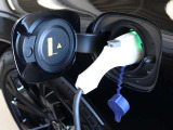 ボディの左フロントには充電用の端子があります 充電プラグは集中ドアロックと連動してロックされますので、充電中にイタズラなどで外されることはありません