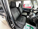 フロントシートです。運転席には座面の上下調節が可能なハイトアジャスターが装備されております。大きな痛み等が無く綺麗な状態です。