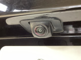 車の後方に小型カメラが付いておりバックする際の後方の様子をモニター上に表示します。
