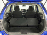 【リヤシート】多くの荷物を載せたいときは、ワンタッチでフルフラットにできます。