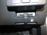 高速道路の料金所をノンストップで通過できるETC車載器を搭載。週末のお出かけや旅行が、よりスムーズで快適になります。