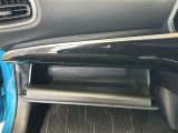 ちょっとしたところは収納ボックスにもなっています。車内はサイズも決まっているので、収納が少ないと思っているアナタ!ご安心ください。さまざまなところに収納が隠れているんです♪