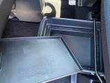 助手席の下には荷物を入れる事の出来るトレイが装備されております。