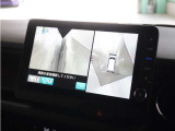 ◆サイドビュー◆サイドのカメラでは、ドライバーの視点からはピラーの陰になる部分や前後左右のウインドウの下側など、どうしても見ることができない死角をカバーします。