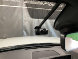 【別途SDカードの購入が必要です。また社外品は保証対象外となります。】運転中の映像・音声などを記録して、交通事故やトラブルが起きた時の正確な状況把握に役立つドライブレコーダーが装着済。