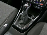 トランスミッションはギヤチェンジの切れ目がない滑らかな加速を実現する新世代「DSG」を搭載。