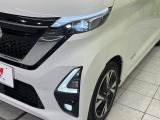 【LEDヘッドライト】悪天候や夜間走行時も良好な視界を確保し安心して運転できる高輝度LEDヘッドライトを装備!点灯速度が早く、消費電力も抑えられています。