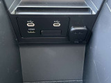 アームレスト内にUSB(TypeC&times;2)とHDMIをご用意しております。