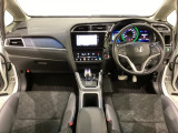 車内は光触媒抗菌消臭施工済です。インパネ周りはスタイリッシュなデザインです。グローブボックスやカップホルダーのほかにトレーなどたくさんの収納スペースが付いています。