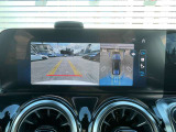 【360&deg;カメラシステム】4つのカメラにより、車両周囲を俯瞰で確認することができます。カメラの呼び起しは手動でも可能ですので、狭い道でも安心してお乗りいただけます。