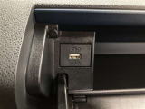 充電用USB端子付き。スマートフォンなどの充電に便利です。