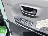 パワーウィンドウのスイッチですよ。運転席に居ながら窓を開け閉めのコントロールできますよ!ロック機能で、子供がイタズラして窓を開けるという事もなくなります!