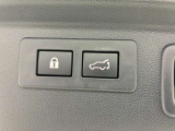 バックドアは電動で開閉できます。運転席のスイッチを押すだけで重たいバックドアが電動で動きます。