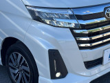 【LEDヘッドライト】悪天候や夜間走行時も良好な視界を確保し安心して運転できる高輝度LEDヘッドライトを装備!点灯速度が早く、消費電力も抑えられています。