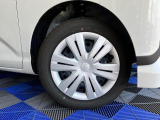 【ホイールキャップ】自動車の車輪の外側取り付け部につける円盤状のおおいで、締め付けボルトなどを保護し装飾をも兼ねてますよ☆
