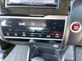 オートエアコンで、毎日のドライブを快適に。温度、風量を自動で調整し、理想的な車内環境を提供します。