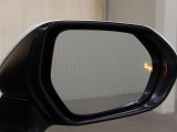 隣車線を走る車両をレーダーで検知し、ドアミラーでは確認しにくい後側方エリアに存在する車両に加え、急接近してくる車両も検知します。車両を検知するとドアミラーに搭載されたLEDインジケーターが点灯します。