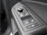 手に触れる機会の多いスイッチ類も、目立った使用感は少なく良好な状態です。