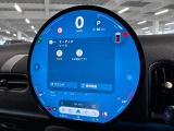 デジタルスピードメーター、航空機のコックピット操作箇所と同じ配色で目が疲れにくいように設計されてます。