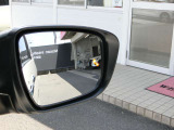 ミラーで確認しにくい夜間などでも、後方からの車両の接近などを光って知らせてくれます★