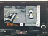 車両を上から見たような映像をディスプレイオーディオ画面に表示するパノラミックビューモニターを搭載。運転席からの目視だけでは見にくい、車両周辺の状況をリアルタイムでしっかり確認できます