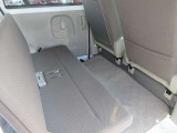 荷室はリヤシートを収納すると広くフラットに使用でき便利です