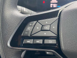 ステアリング右側です。携帯電話のハンズフリースイッチが並びます。