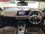 BMWカーブド・ディスプレイが中心の次世代コックピット。スイッチ類を減らし、直感的な操作とクリーンなデザインを実現しています。