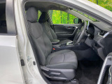 運転席まわりには十分なスペースがあり、大柄な方でもゆったり運転していただける環境です。