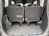 3列目シートは跳ね上げ式で折りたたみ可能です。キャンプ用品など大きな荷物もばっちり収納可能です!