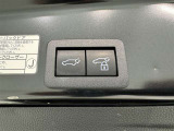 後ろが狭くてもサッと積める。途中で止められる安心のバックドア。後ろの駐車スペースが狭い時に重宝しますよ♪