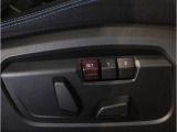 【電動シート(メモリー機能付き)】ドライバーのシートポジションを記憶させることが出来ます。お二人で交代しながら長距離を運転される際など、交代の度にシートポジションを確認する必要が御座いません。