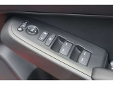 【運転席内ドア 】ミラー操作やウィンドウ開閉スイッチはドライバー目線で配置され、快適な操作性を実現!