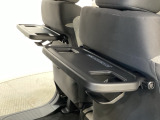 運転席・助手席の背もたれには、2列目シート用にカップホルダー付きの「格納式のシートバックテーブル」を装備しています。休憩時のちょっとした時間などカップを置いたり、小物置きに使えて便利です。